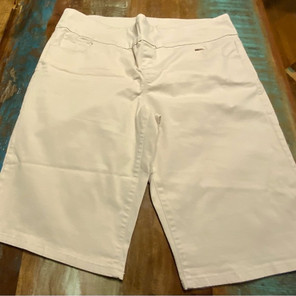 🌸🌸 Gloria Vanderbilt Women's Cream Shorts - Picture 2 of 4